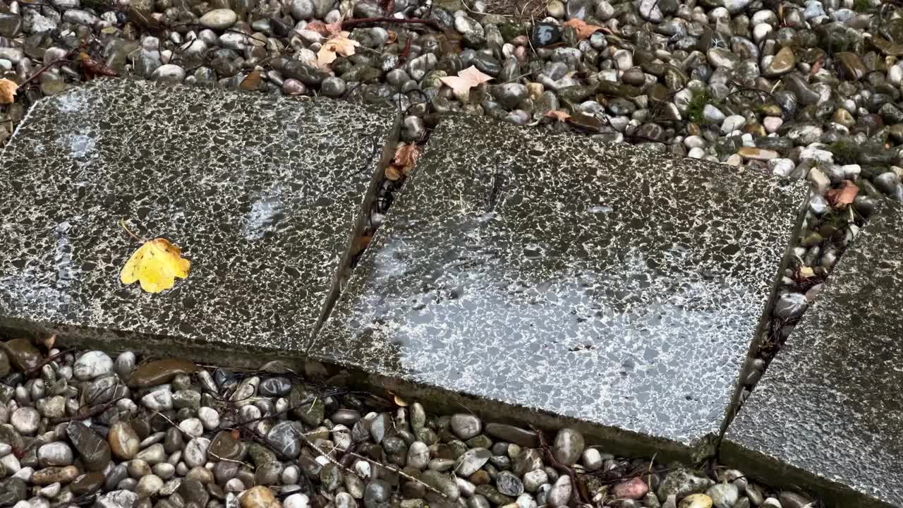 大雨打在梯田的瓦片上视频下载