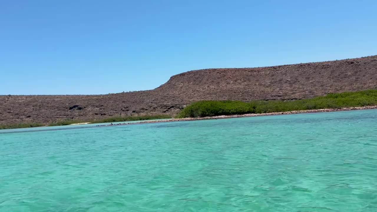 沿着沙漠海岸线的绿松石水视频下载