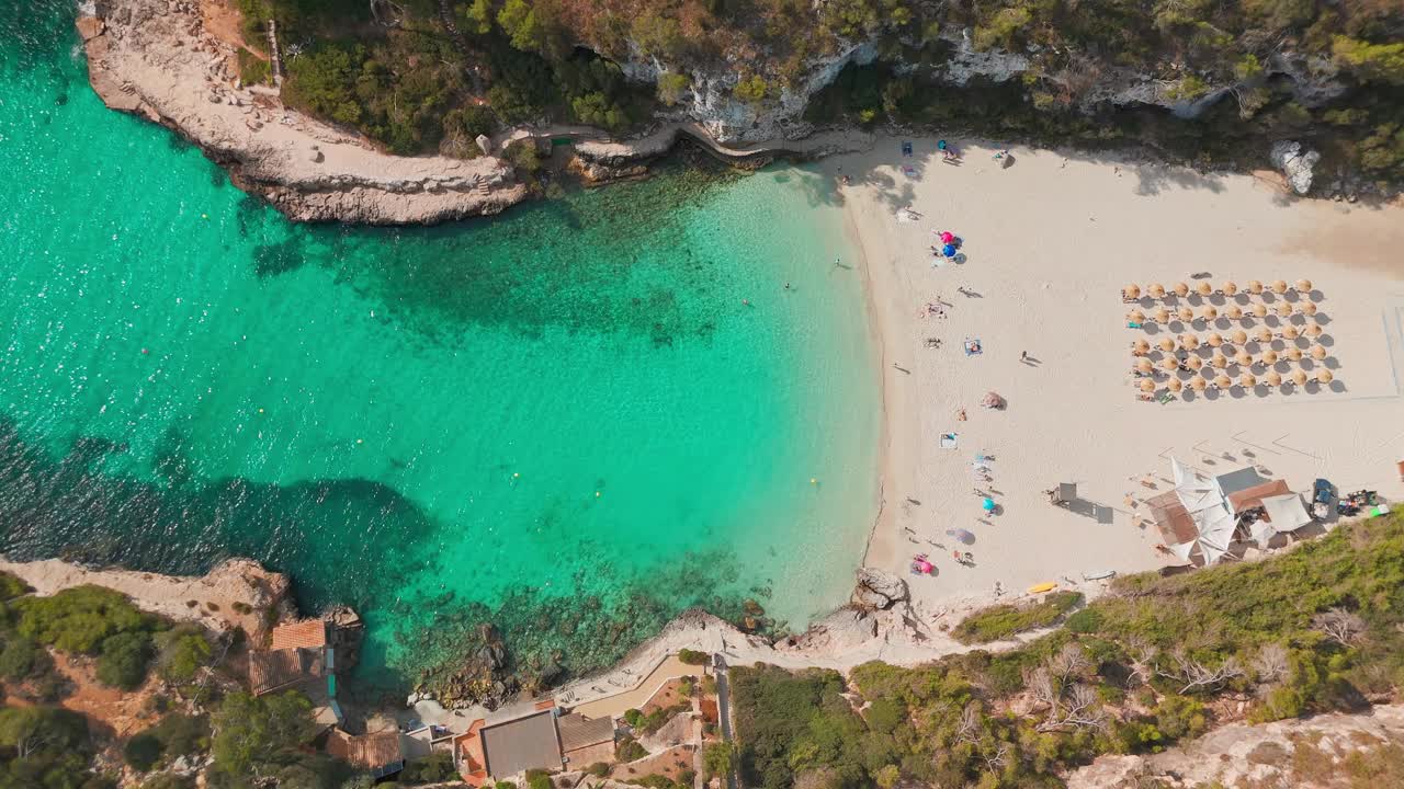 西班牙马略卡岛Cala lombards海滩鸟瞰图视频素材