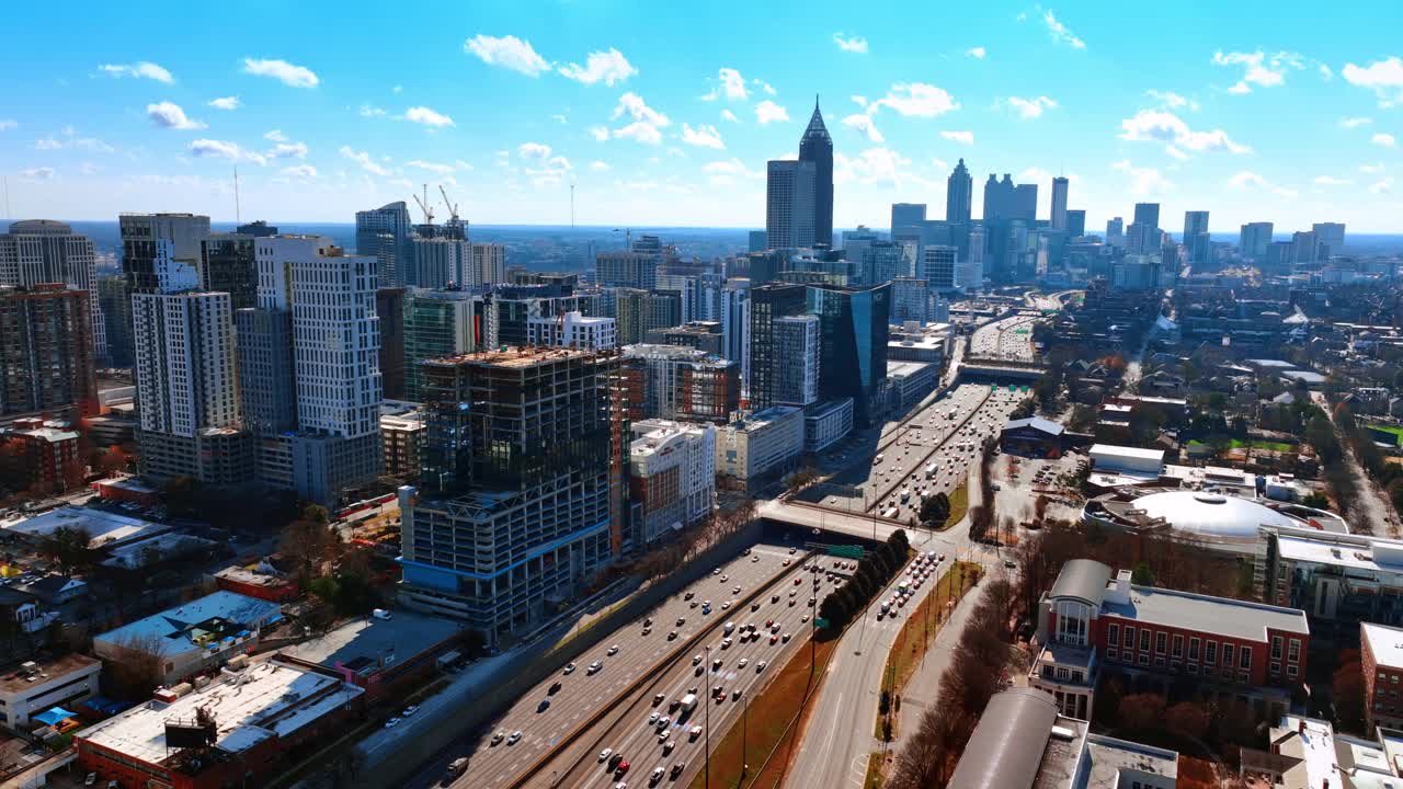 阳光明媚的日子里，风景如画的城市景观。蓝天下的美国乔治亚州亚特兰大的无人机镜头。视频下载