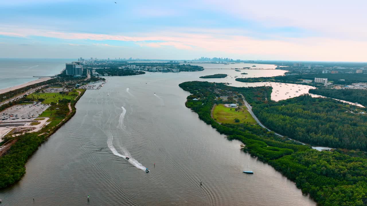 迈阿密海滩令人叹为观止的景色。从空中俯瞰海湾和绿地的壮丽景色。视频下载