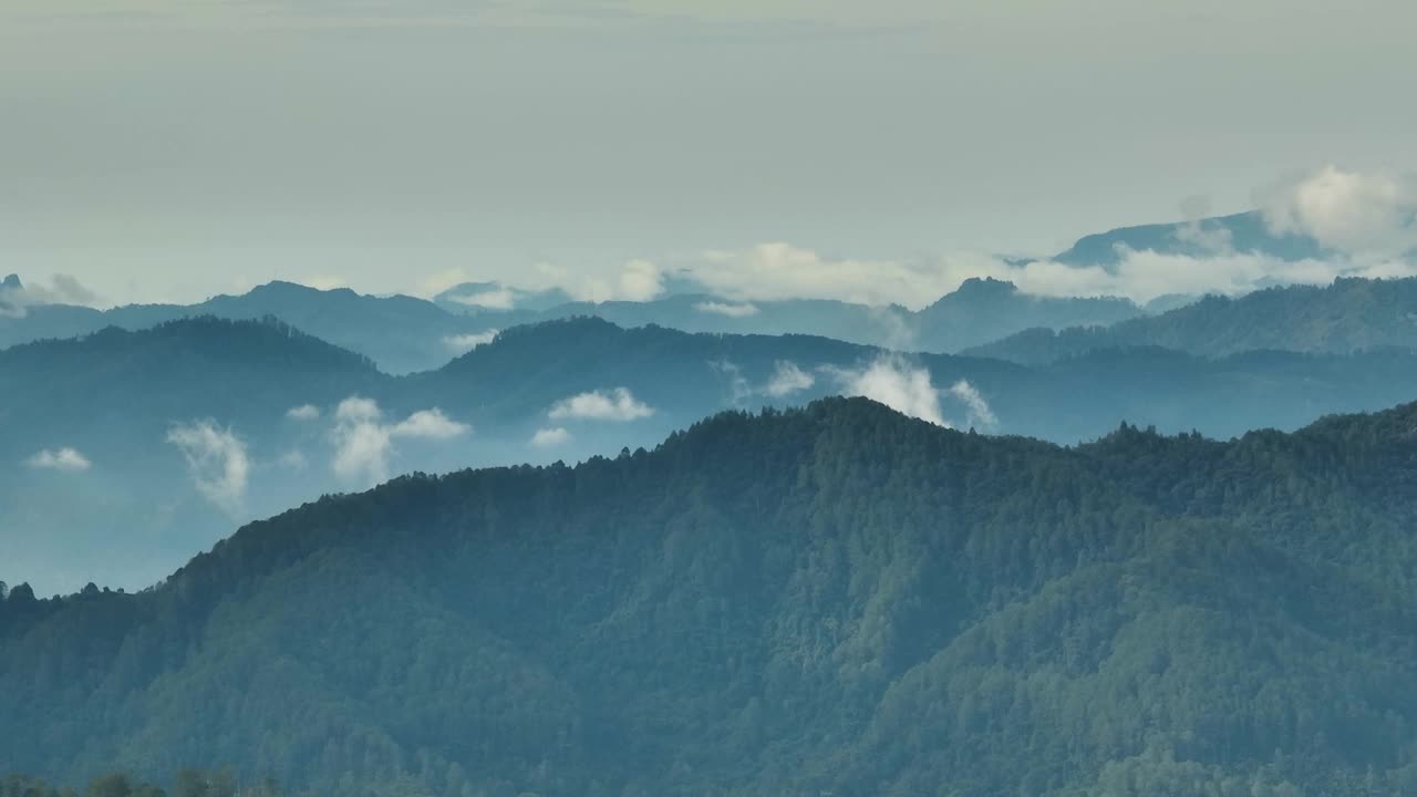 山脉覆盖雨林鸟瞰图。印度尼西亚苏门答腊。视频下载