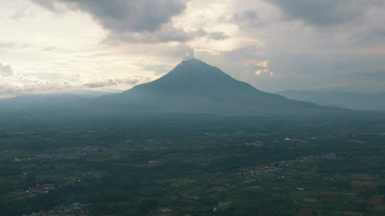 农业用地和山地。印度尼西亚苏门答腊。视频下载