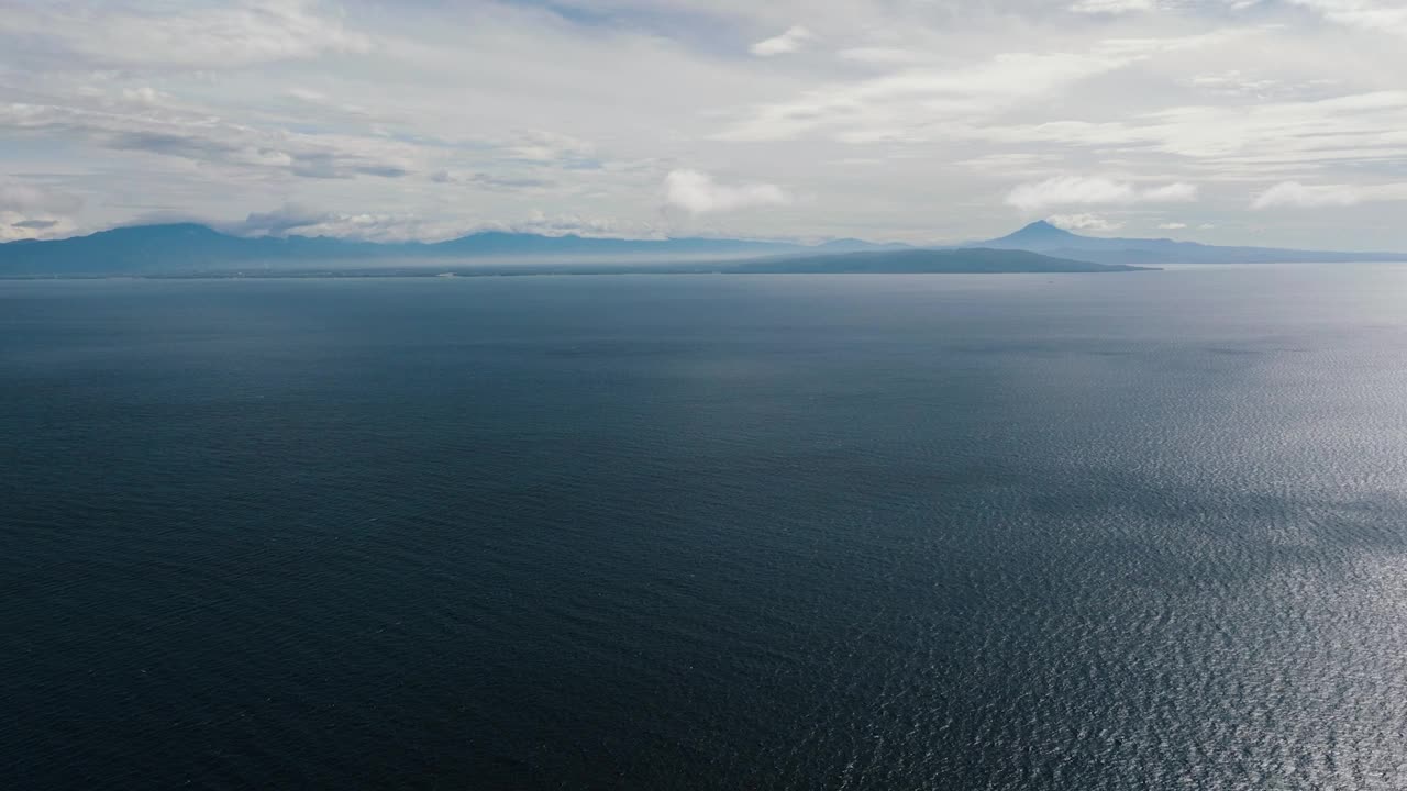 蓝蓝的海和天空有云。视频下载