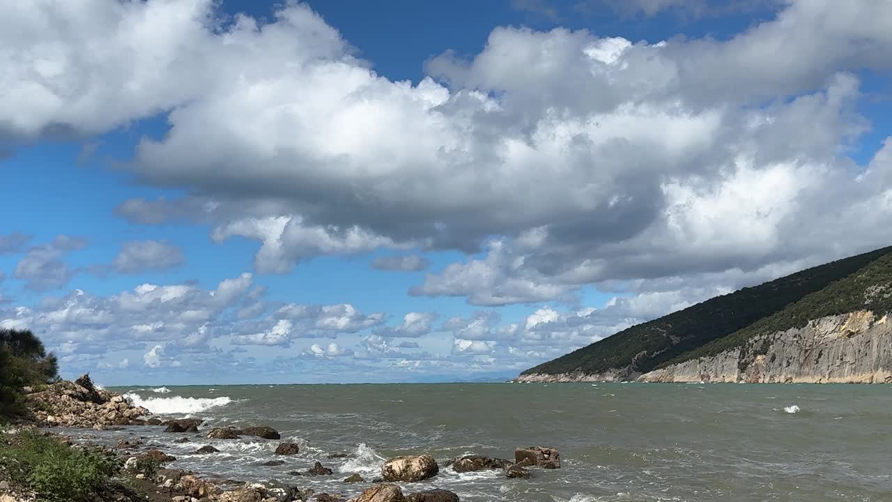 黑山瓦尔达诺斯湾暴风雨海面上的云层。视频下载