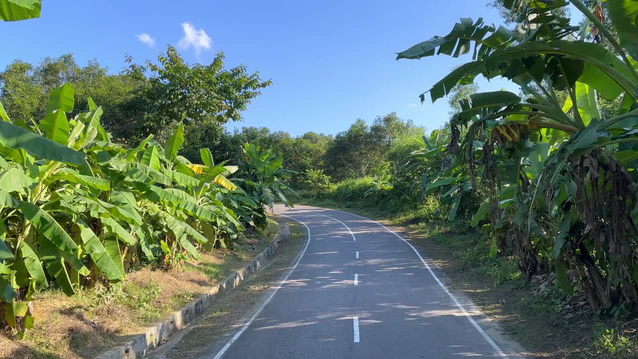 抓拍孟加拉国班达班风之字形山路风景，促进生态旅游和当地经济视频下载