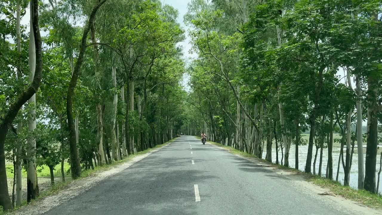 从汽车仪表盘拍摄的达卡城市景观与乡村风景，孟加拉国-城乡增长概念视频下载