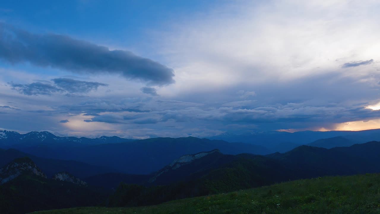 美丽的晚霞越过雪山的山峰视频素材