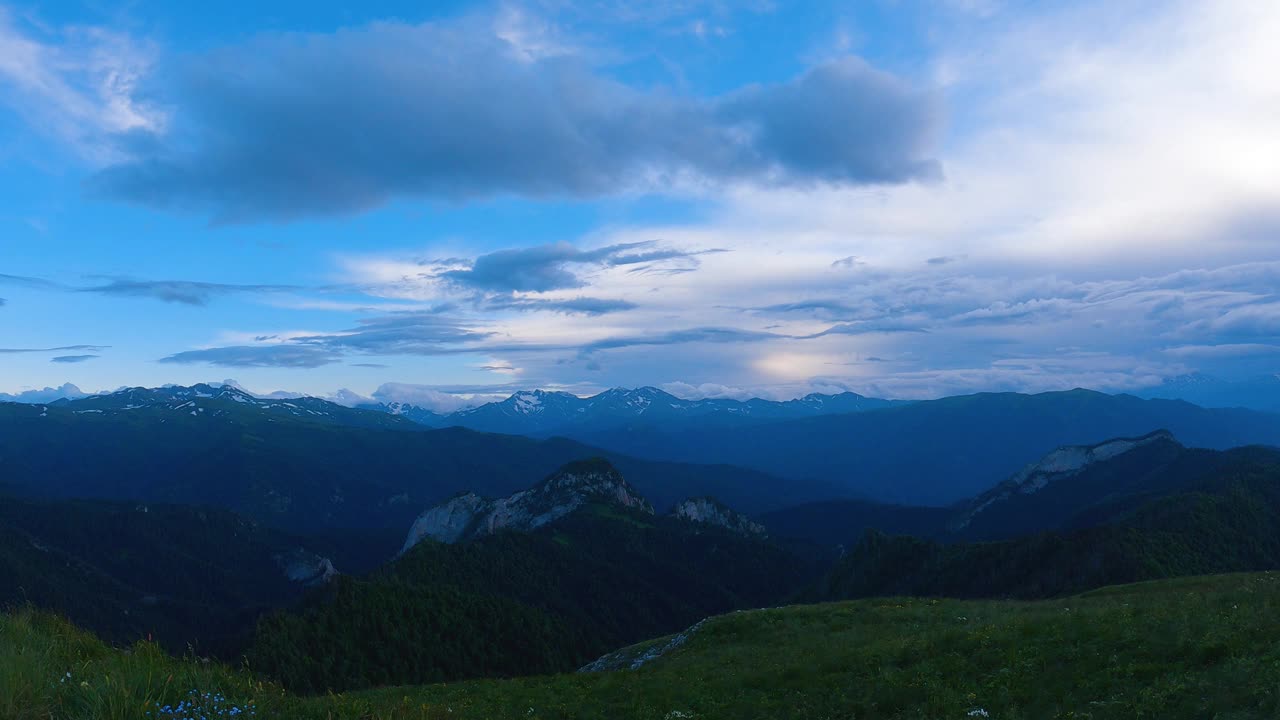 美丽的晚霞越过雪山的山峰视频素材