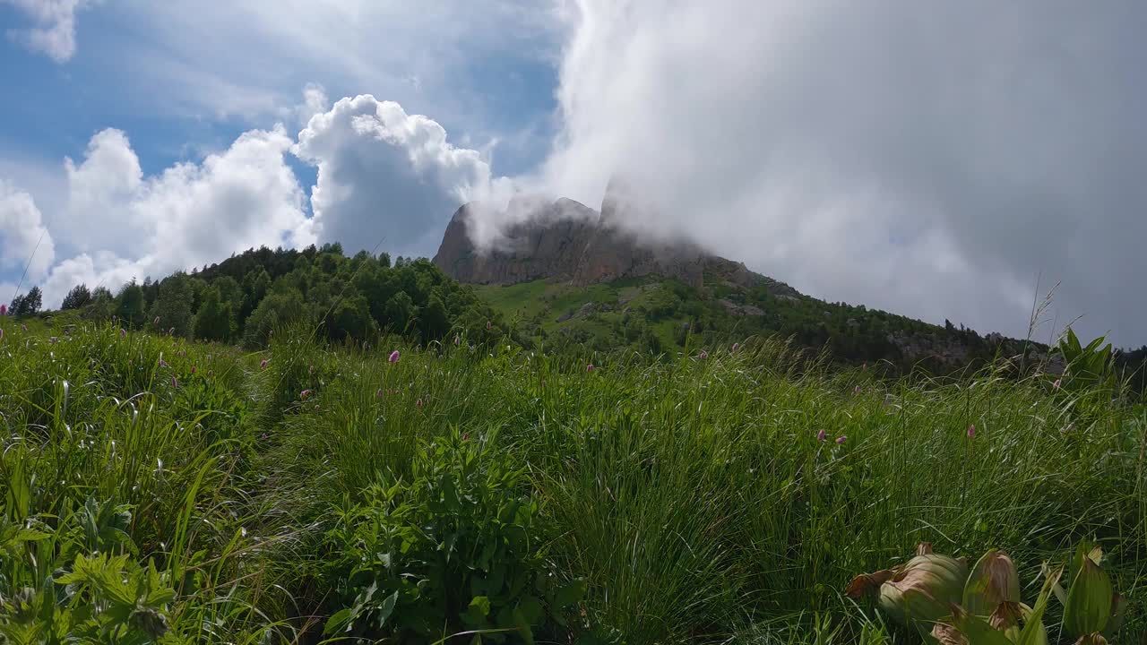 延时景观与云移动在山上视频素材