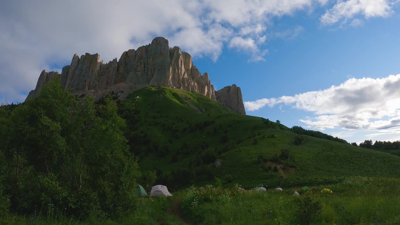 云正从巍峨的高山上掠过视频素材