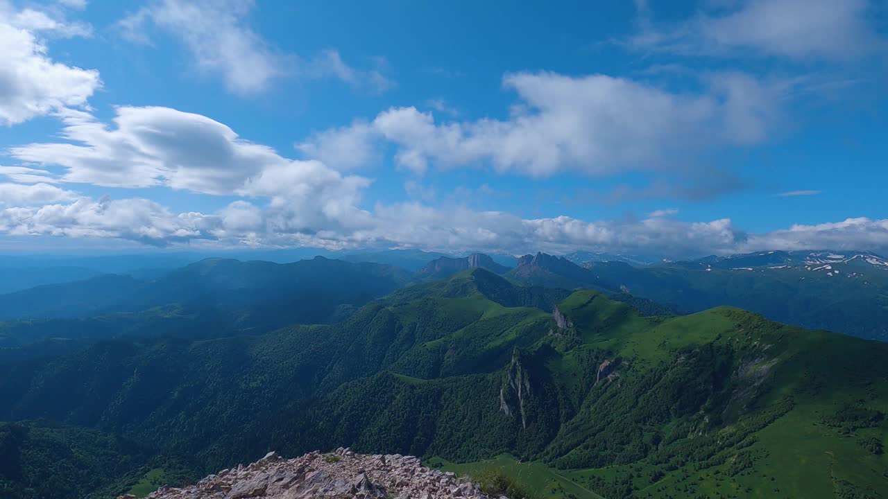 白云在蓝天中飞过群山视频素材