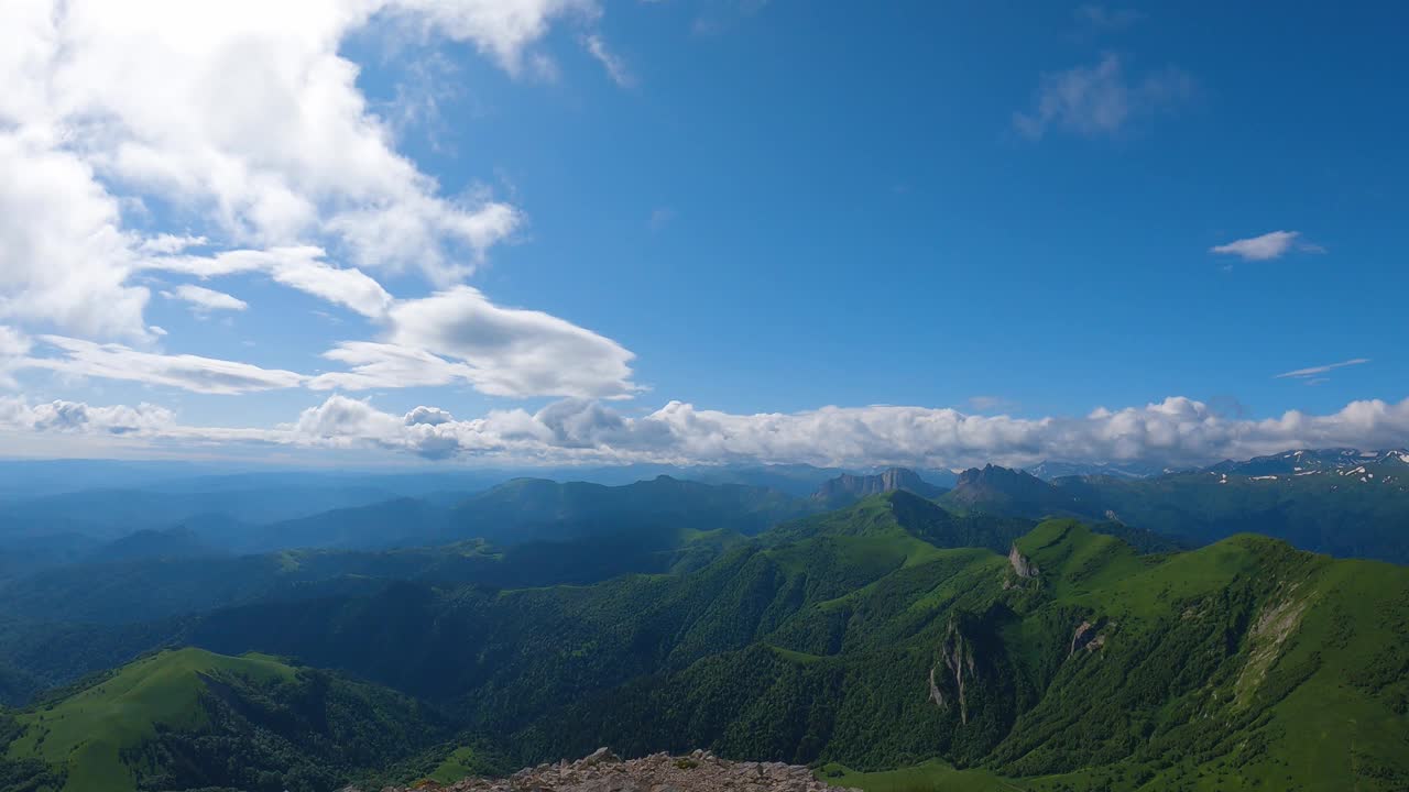 白云在蓝天中飞过群山。时间流逝视频下载