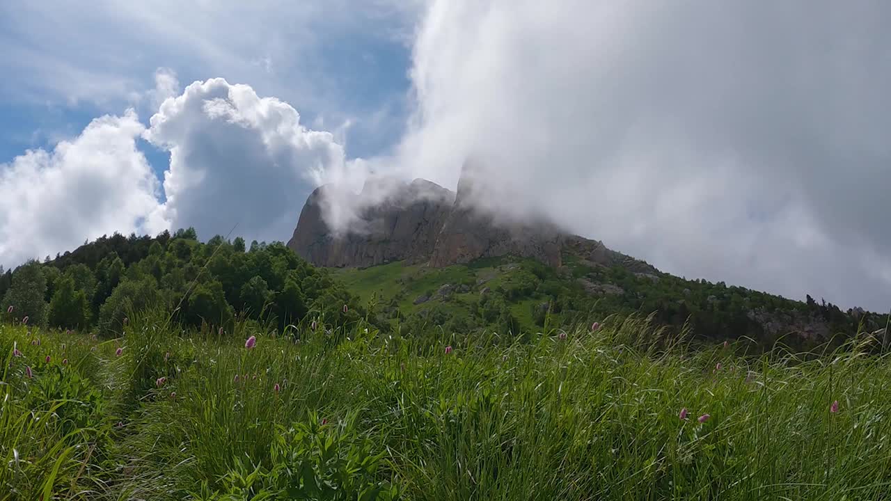 云彩在山上移动的延时景观视频素材