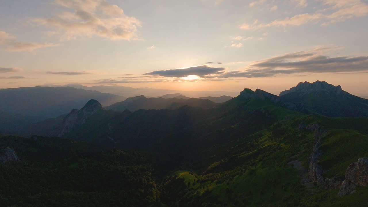 日落时，山峰上的云在移动视频素材