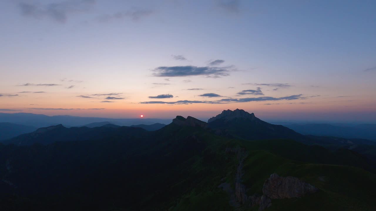 夏天山上的夕阳。美丽的橙光和移动的云视频下载