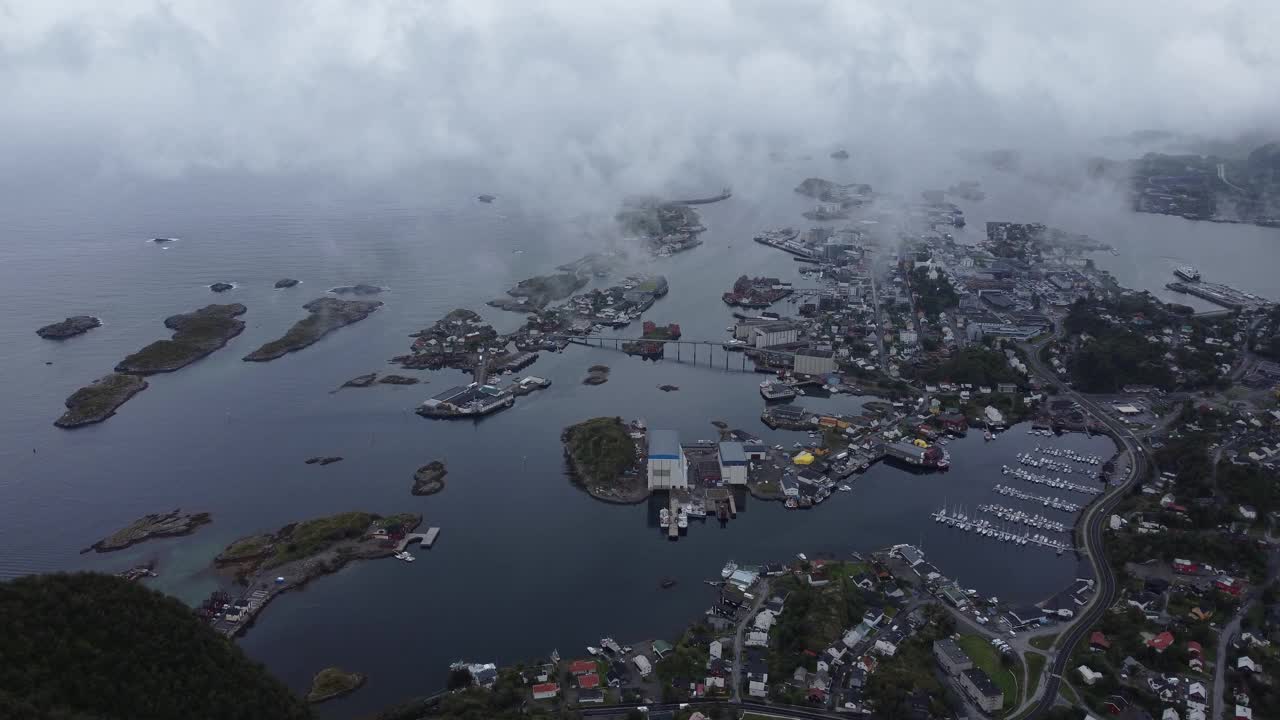 罗弗敦的Reinebringen徒步旅行的俯视图，挪威最著名的徒步旅行视频下载