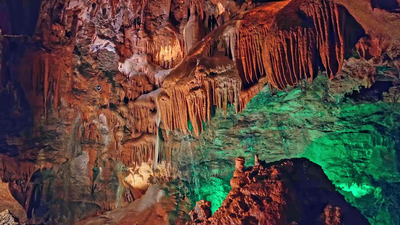 Mira de Aire洞穴，葡萄牙莱里亚的Grutas de Mira de Aire洞穴。莫斯港的一组石灰岩洞穴视频下载