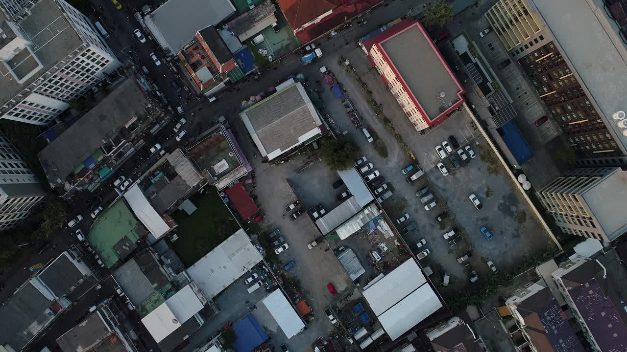 鸟瞰现代化的办公大楼和村庄，清晨的太阳升起曼谷大都市视频素材