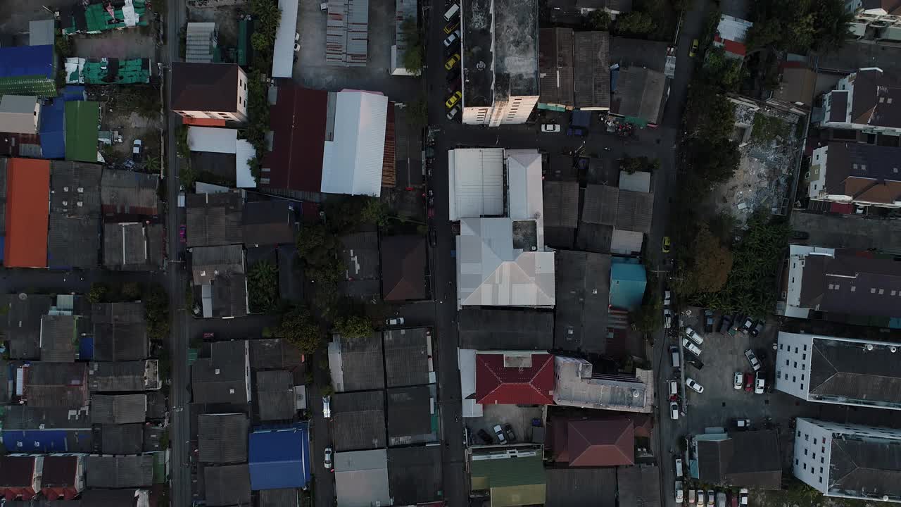 鸟瞰现代化的办公大楼和村庄，清晨的太阳升起曼谷大都市视频素材