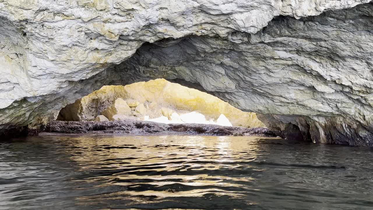 西西里岛海岸离海。看到岩石和洞穴一个平静的水晴朗的日子。视频素材