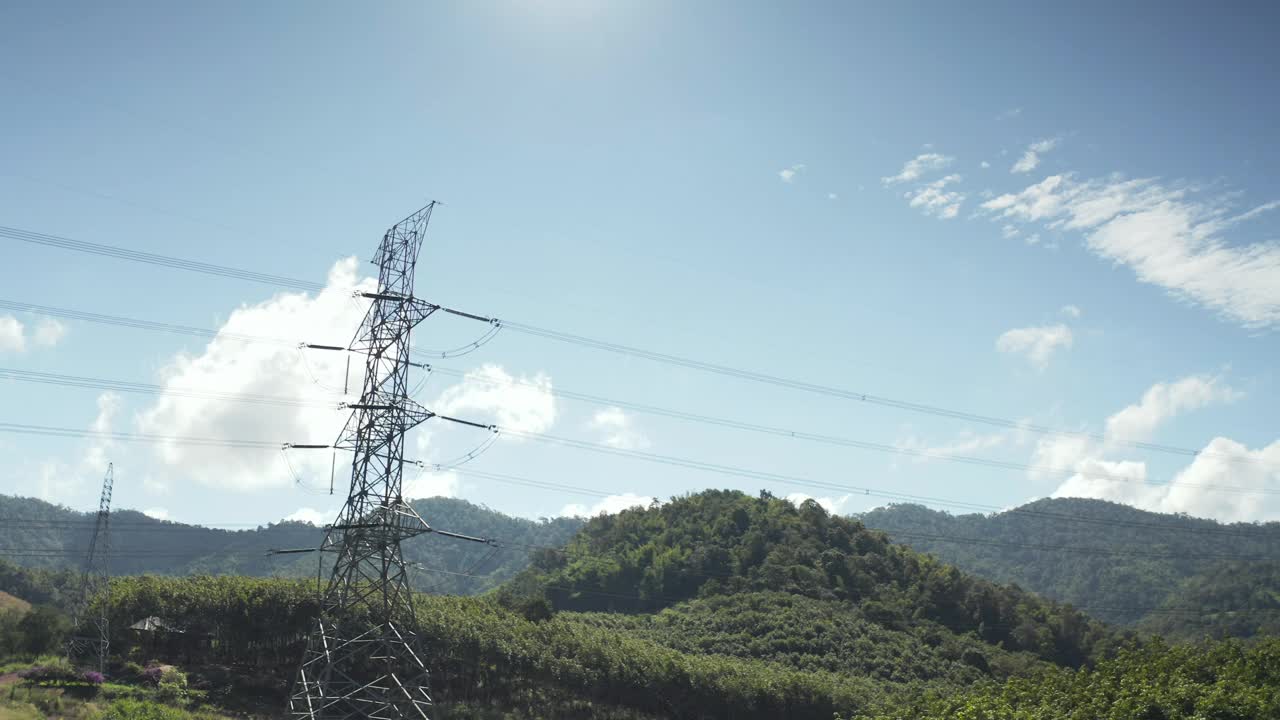 传输塔或电力塔鸟瞰图与天空背景。视频下载