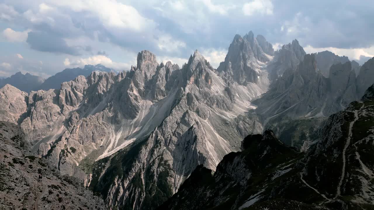 夏季白云石山脉的鸟瞰图视频下载