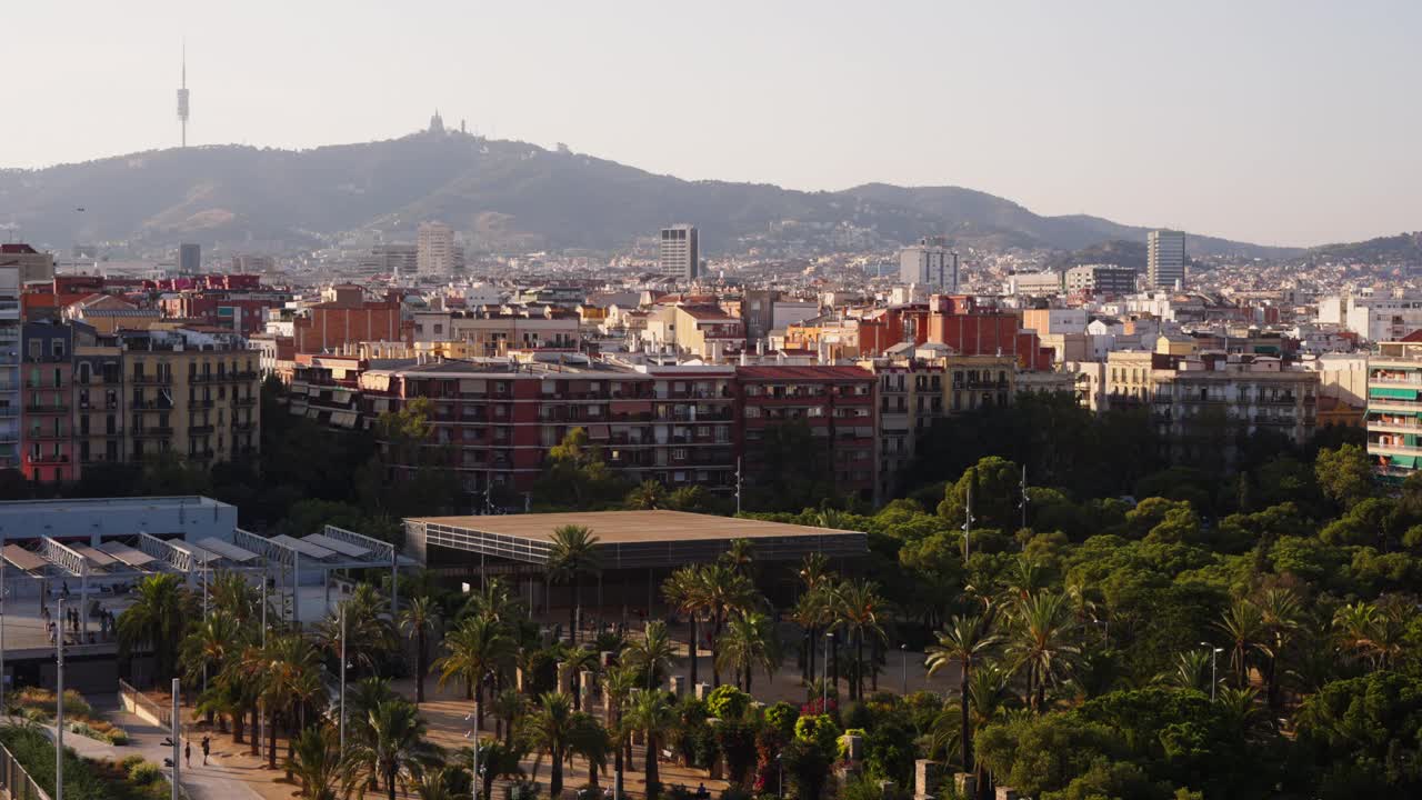 巴塞罗那的Sants Montjuïc区，背景是Collserola塔视频下载