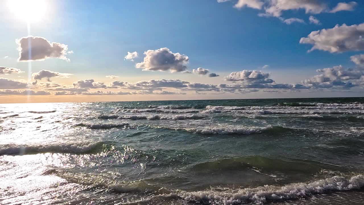 在刮风的夜晚，波罗的海空旷的海滩视频素材