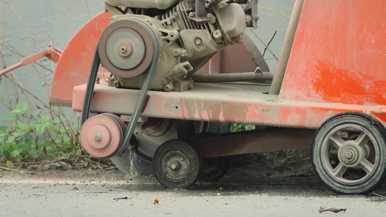 风钻机挖混凝土路，风钻破街道视频下载