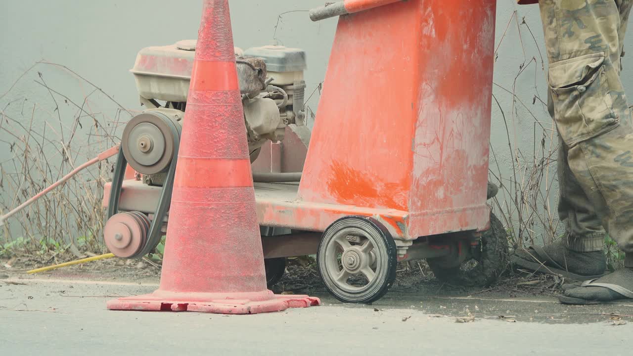 风钻机挖混凝土路，风钻破街道视频下载