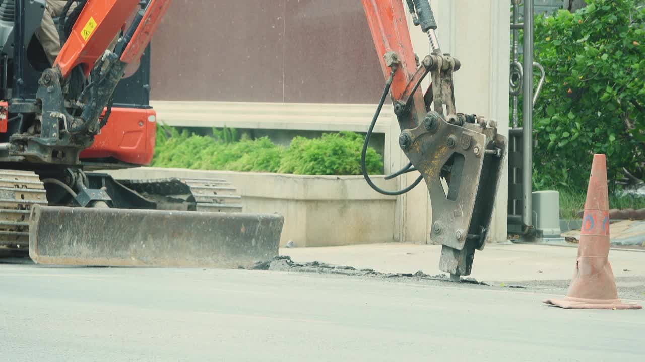 风钻机挖混凝土路，风钻破街道视频下载