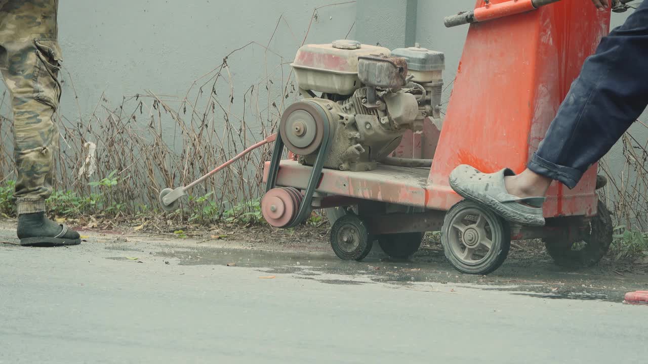 风钻机挖混凝土路，风钻破街道视频下载