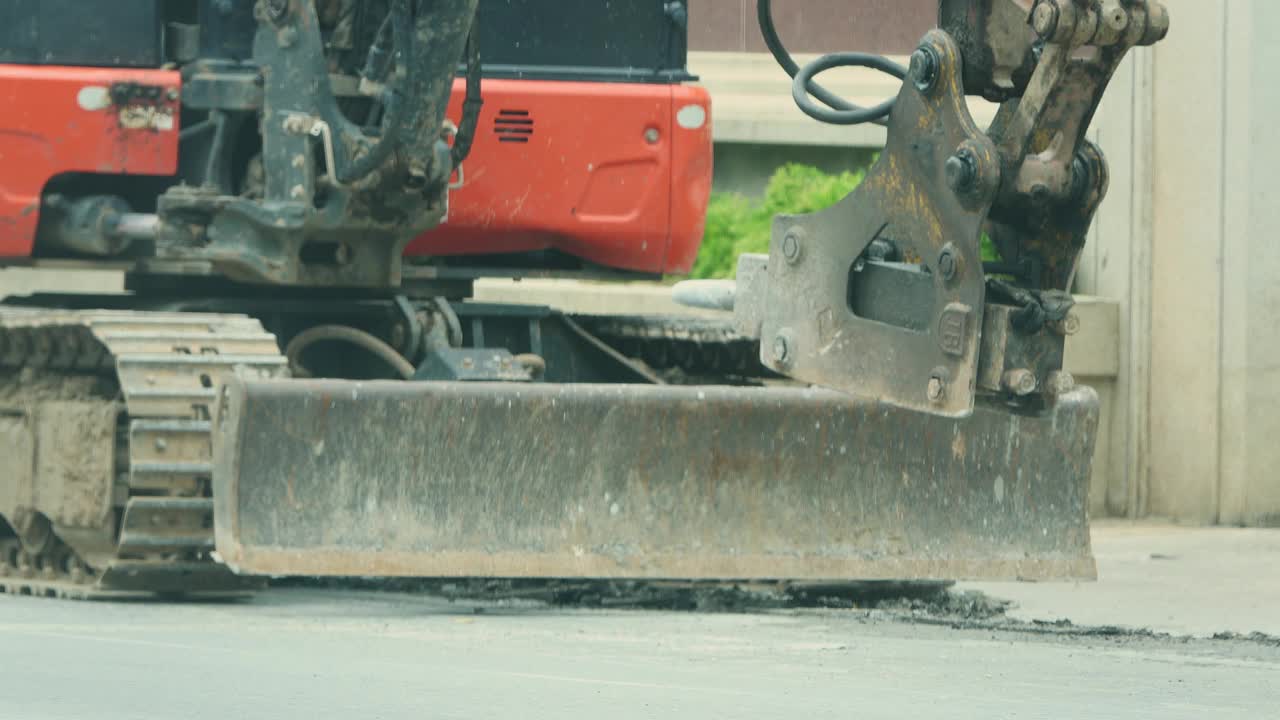 风钻机挖混凝土路，风钻破街道视频下载