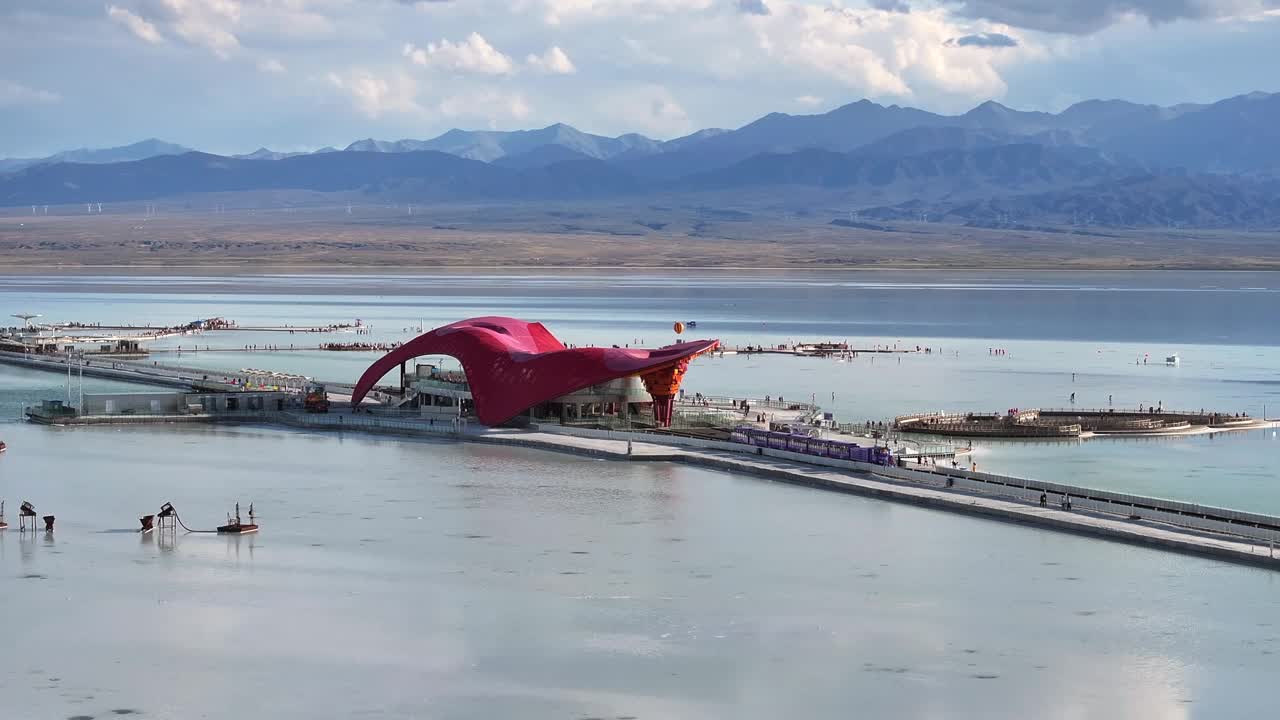 茶卡盐湖被称为天空之镜，茶卡盐湖是中国青海省海西地区乌兰县的一个盐湖。茶卡在藏语中的意思是“盐湖”视频下载