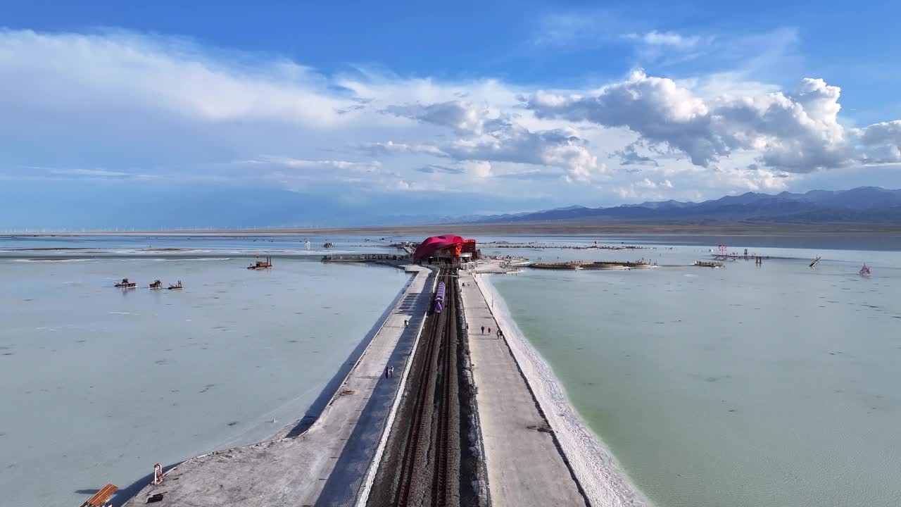 茶卡盐湖被称为天空之镜，茶卡盐湖是中国青海省海西地区乌兰县的一个盐湖。茶卡在藏语中的意思是“盐湖”视频下载