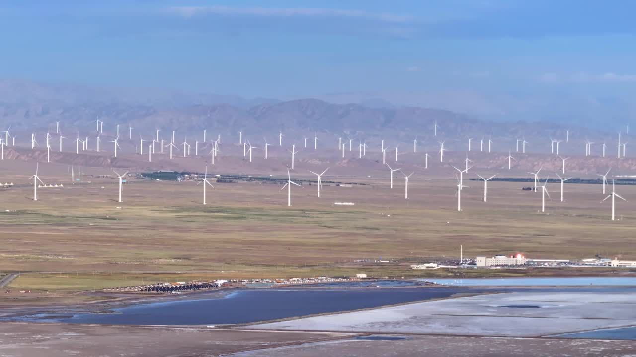 中国青海省茶卡盐湖和风电场附近的湖泊，笼罩在薄雾之中，旅游，可持续，能源的概念视频下载