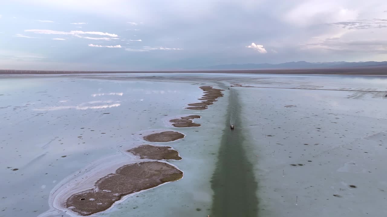 茶卡盐湖被称为天空之镜，茶卡盐湖是中国青海省海西地区乌兰县的一个盐湖。茶卡在藏语中的意思是“盐湖”视频下载