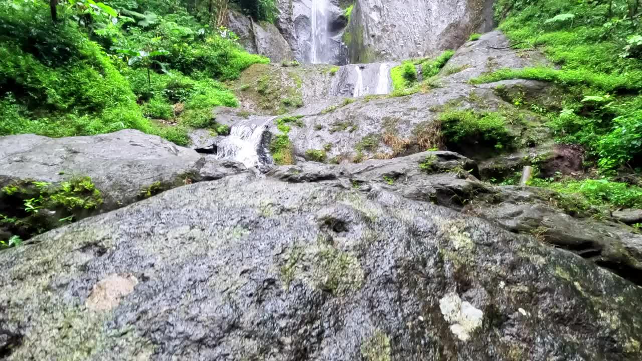 清澈的水流在多洛瀑布的美丽景色视频下载