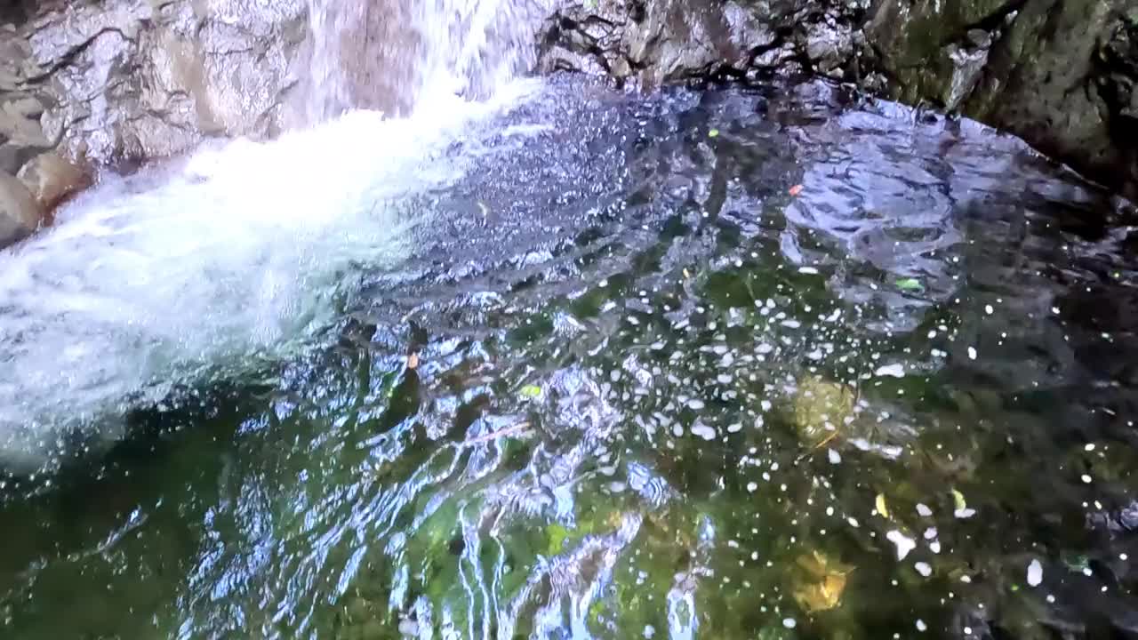 清澈的水流在多洛瀑布的美丽景色视频下载