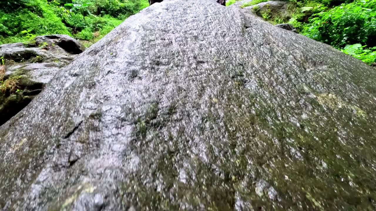 清澈的水流在多洛瀑布的美丽景色视频下载