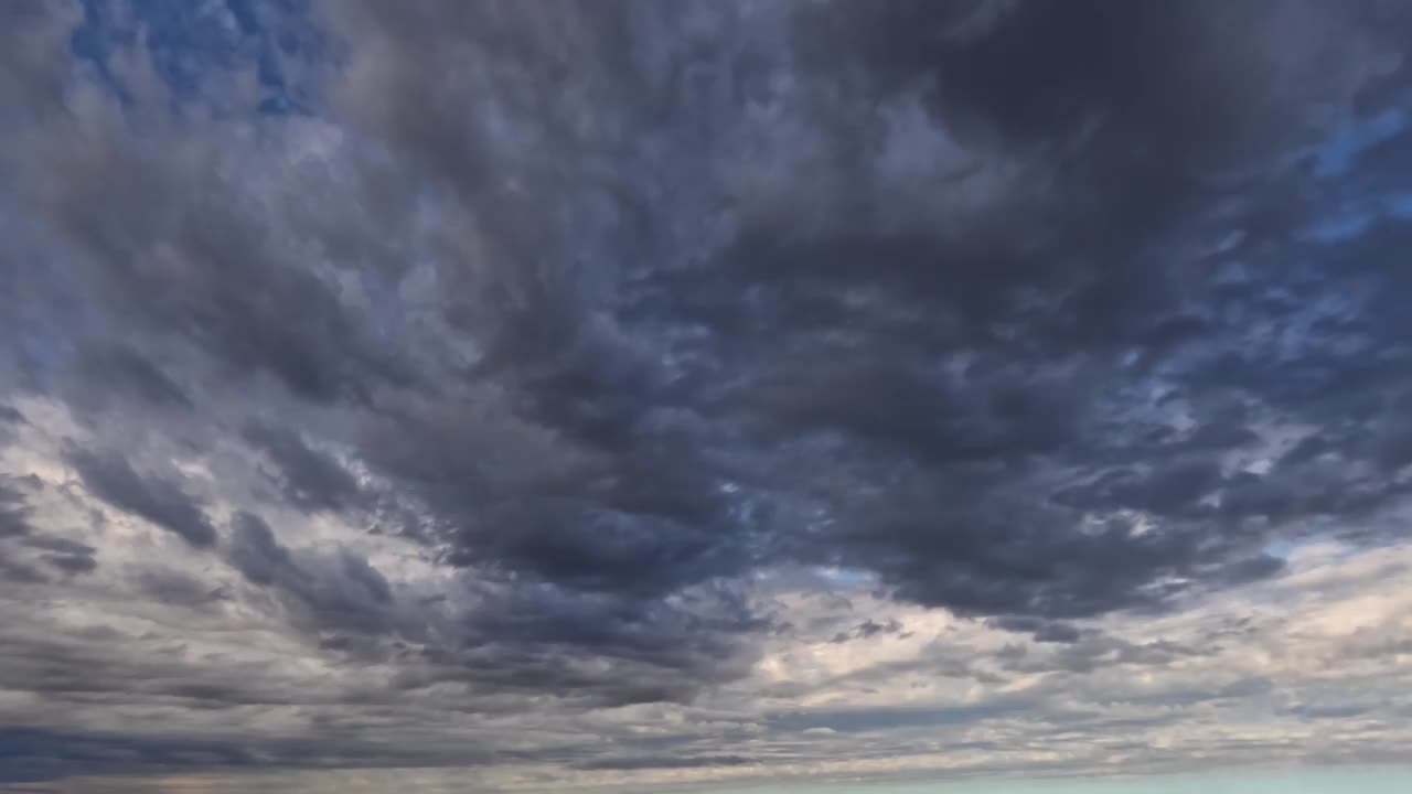 相当的延时与大量的灰色雨云-循环视频视频下载