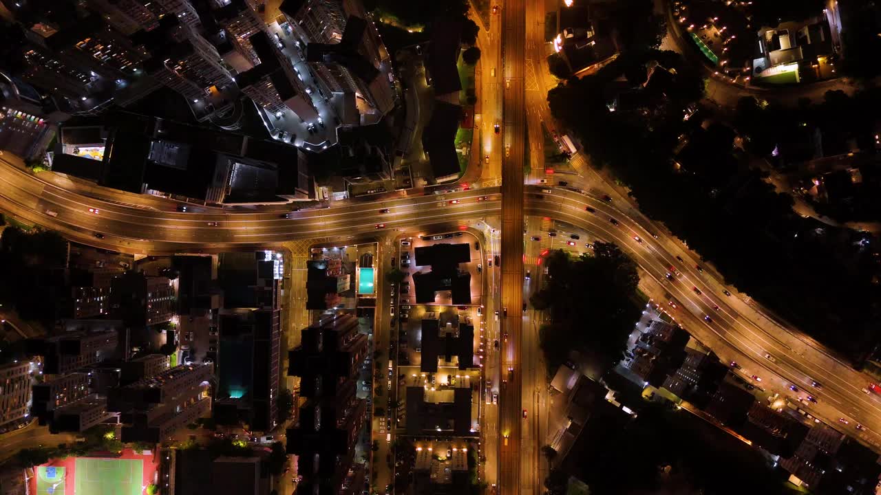 鸟瞰图高角度观看橙色路面与黑暗形成对比视频下载