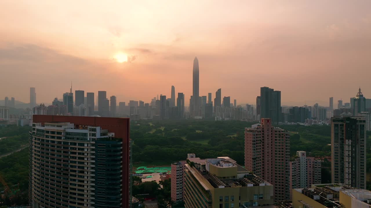 鸟瞰可持续性的剪影向前移动的场景视频下载