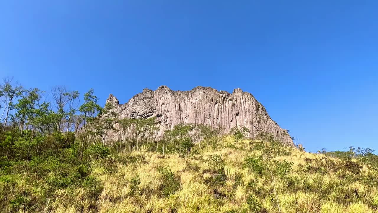 克鲁德山白天的美景视频下载