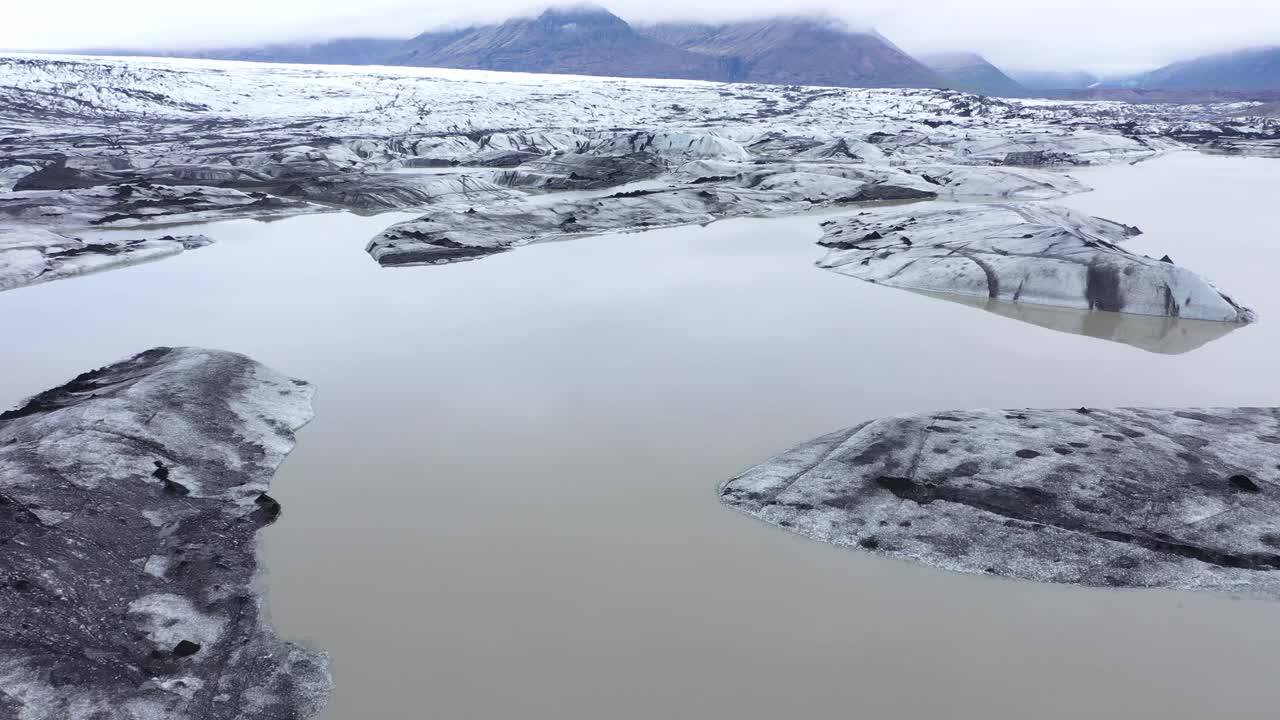 由于气候变化和全球变暖，冰岛的冰川和冰山迅速融化。Fjallsarlon冰川视频下载