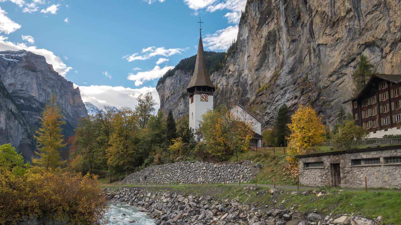 Lauterbrunnen瑞士在秋天的村庄山谷时间拍摄视频素材