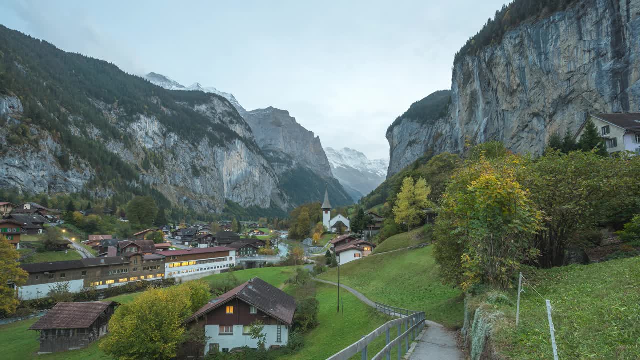 Lauterbrunnen瑞士在秋天的村庄山谷日夜交替视频素材