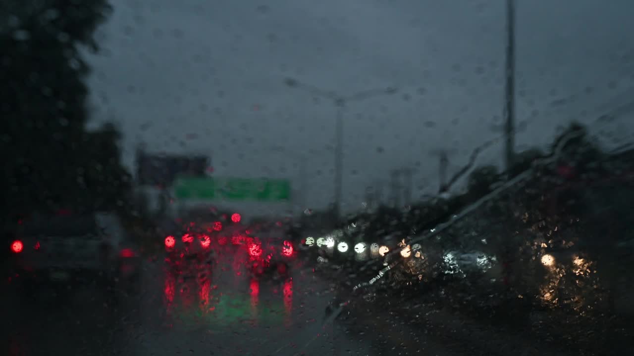 雨天汽车在高速公路上行驶的画面。视频下载