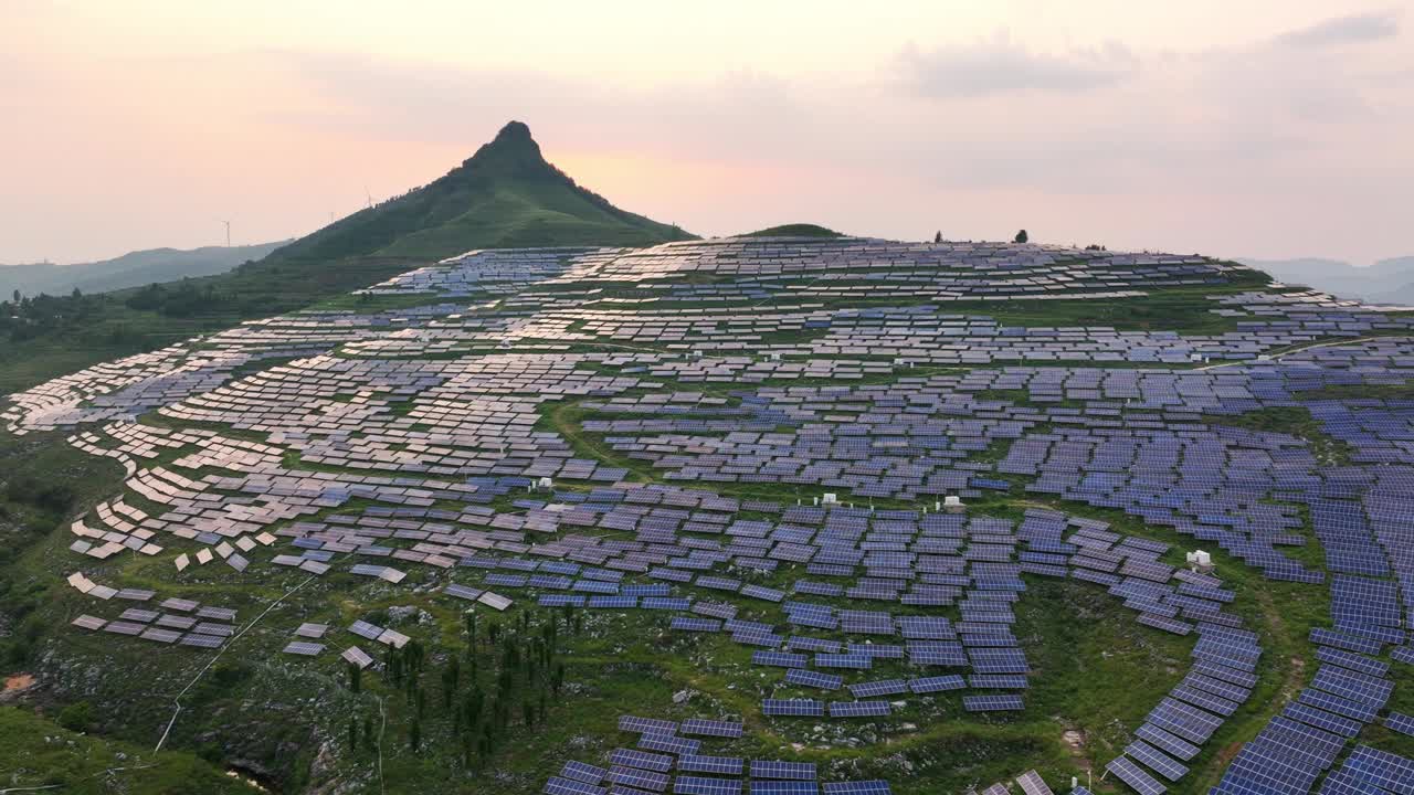 山顶上的太阳能发电站视频下载